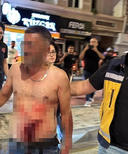 Karnından bıçaklandı, yol ortasında soyundu!