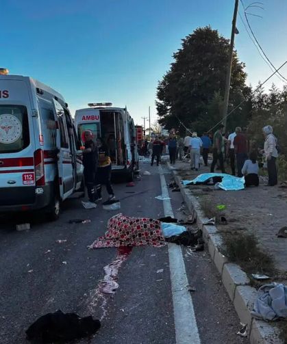 Feci kaza: Tır patpata çarptı, 4 kişi öldü, 9 kişi yaralandı
