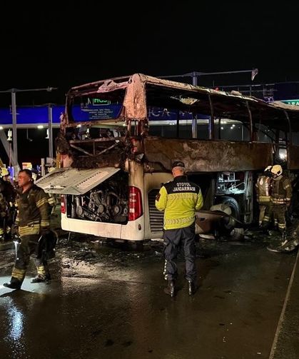 Bariyerlere çarpan otobüs alev alev yandı