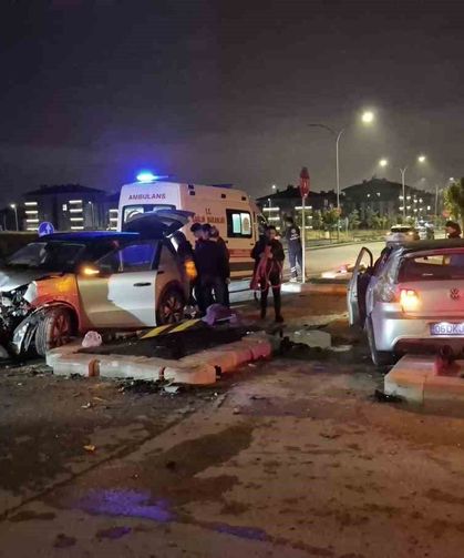 Kavşakta çarpışan 2 araç adeta hurdaya döndü: 3 yaralı