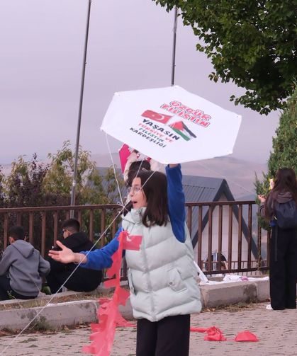 Yozgat’ta Gazzeli çocuklar için uçurtma şenliği: Yüzlerce uçurtma gökyüzüne bırakıldı