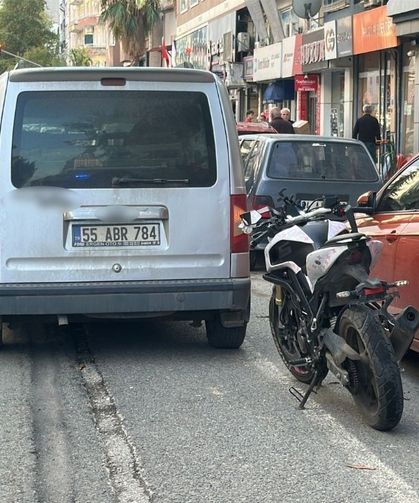 Motosiklet hafif ticari araçla çarpıştı: 2 yaralı