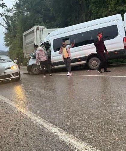 Minibüs kamyonla çarpıştı: 1 ölü, 23 yaralı