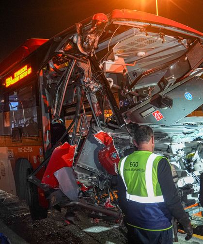 Otobüs üst geçidin ayağına çarptı: 24 yaralı
