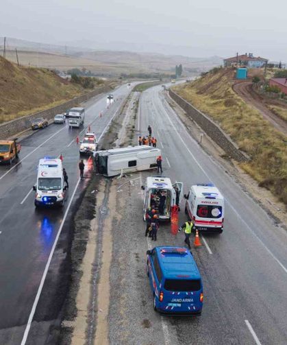 İşçi servisi devrildi: 1'i ağır 15 yaralı