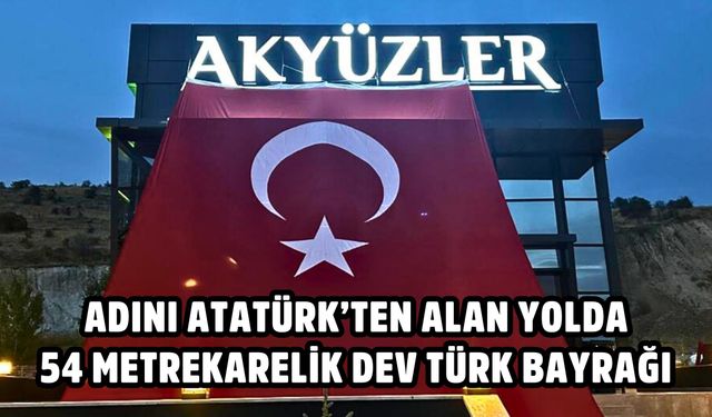 Adını Atatürk’ten alan yolda 54 metrekarelik dev Türk bayrağı