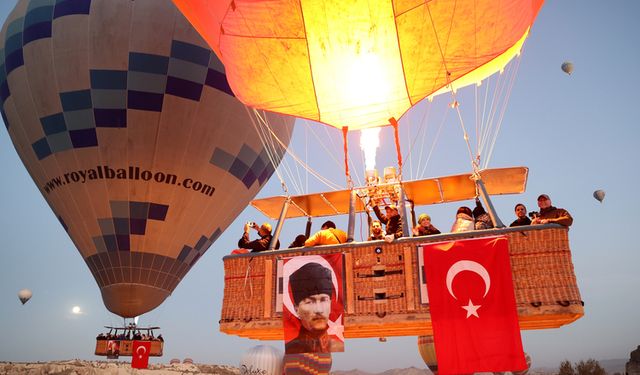 Cumhuriyet'in 100. yılında Kapadokya semaları Türk bayraklarıyla renklendi