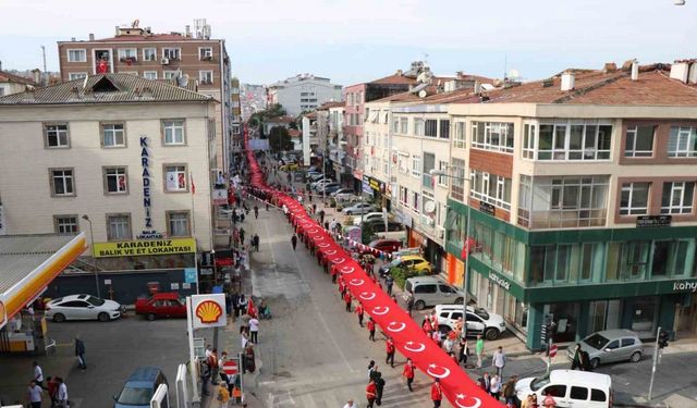 Cumhuriyetin 100. yılında 1919 metrelik dev bayrakla yürüdüler
