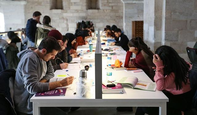 Öğrencilerin yüzleri gülecek, YÖK başkanı bizzat duyurdu: Burslar artırıldı!
