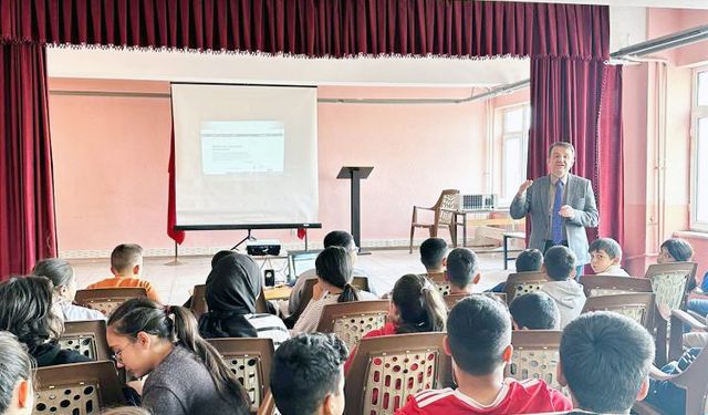 Öğrenciler bilgilendirildi: 'Görünmeyen Tehlike Mikroplastikler' adlı bilim söyleşisi'