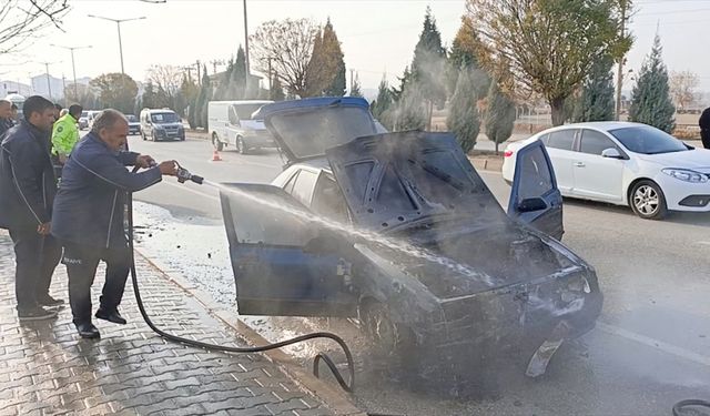 Yozgat'ta seyir halindeki otomobil alev aldı