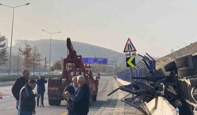Servis otobüsü devrildi: 2 yaralı
