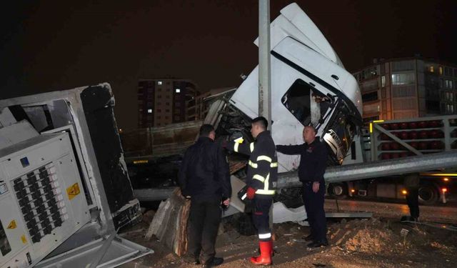 Trafo yüklü tır aydınlatma direğine çarptı: Baba ve oğlu yaralandı!