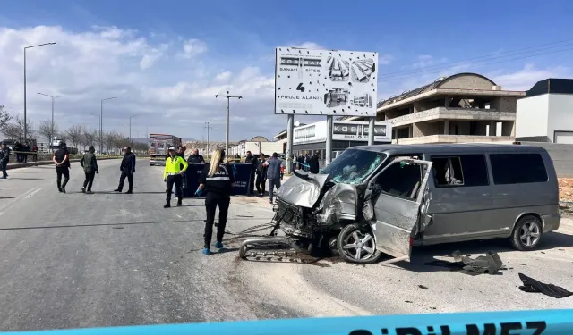 Minibüs ile tır çarpıştı: 1 ölü, 5 yaralı