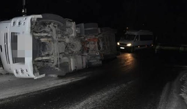 Akdağmadeni’nde tır kazası nedeniyle trafik durdu!