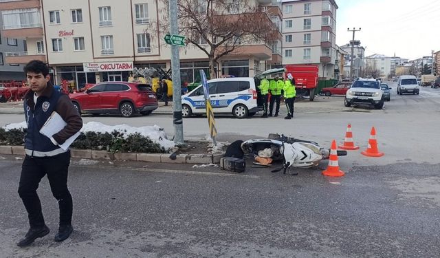 Kontrolsüz şerit değiştiren motosiklete araç çarptı