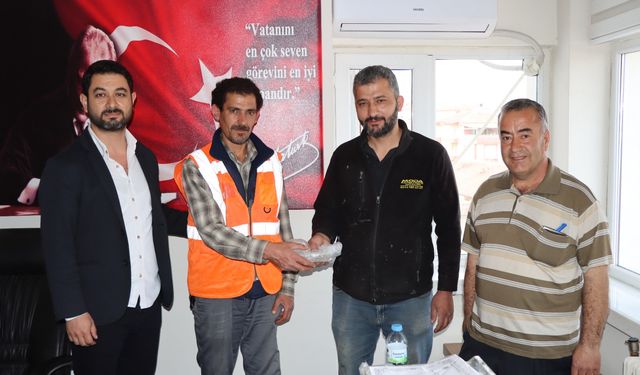 Yozgat’ta sokakta bulduğu poşet dolu parayı sahibine teslim etti!