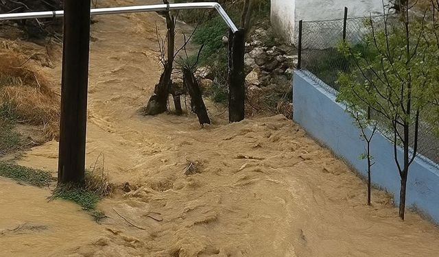 Sel fena geldi... Sağanak yolu nehre çevirdi!
