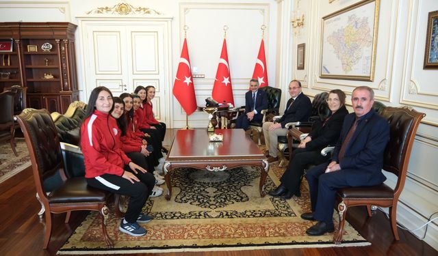 Şampiyon Futsal Takımı Vali makamında!