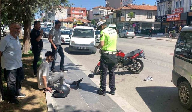 Otomobille çarpışan motosiklet sürücüsü yaralandı