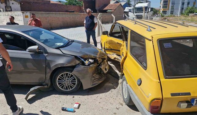 İki otomobil çarpıştı: 3 yaralı