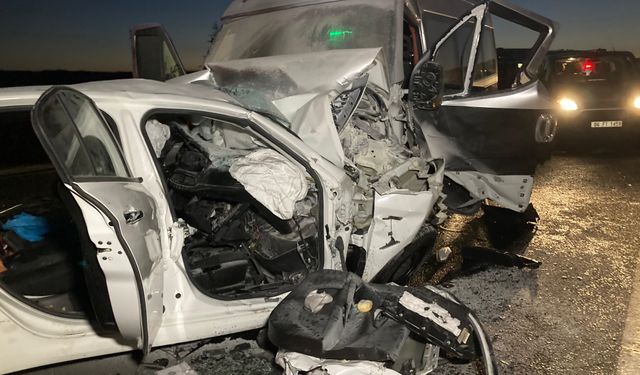 Araç minibüs ile kafa kafaya çarpıştı: 1 ölü!
