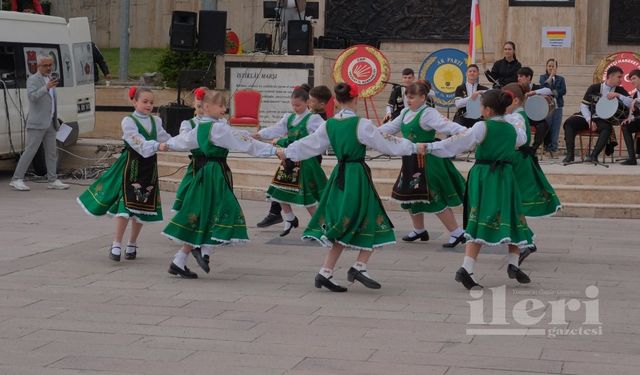 Yozgat'ta Halk Dansları Şenliği düzenlendi