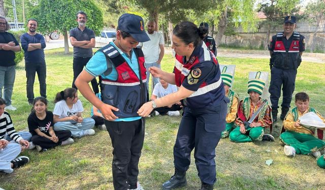 Yozgat Uzunlu Beldesi'nde jandarma öğrencilerle bir araya geldi
