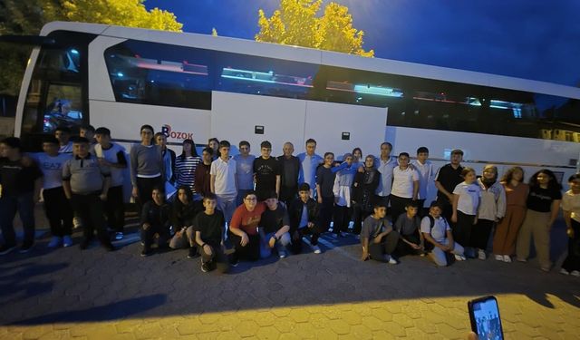 Sarıkaya’da kültür yolculuğu başladı: Öğrenciler Bursa ve Çanakkale’ye uğurlandı