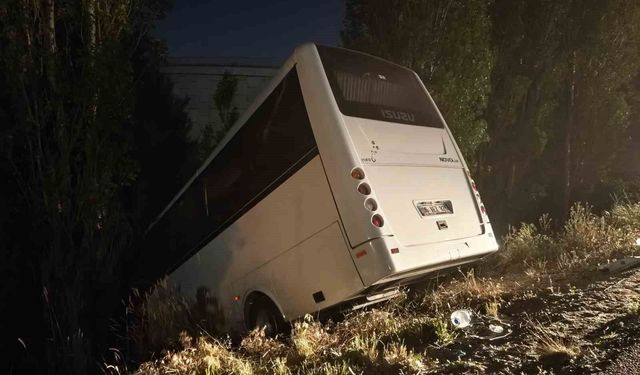 Servis aracı yol kenarına devrildi: 8 yaralı
