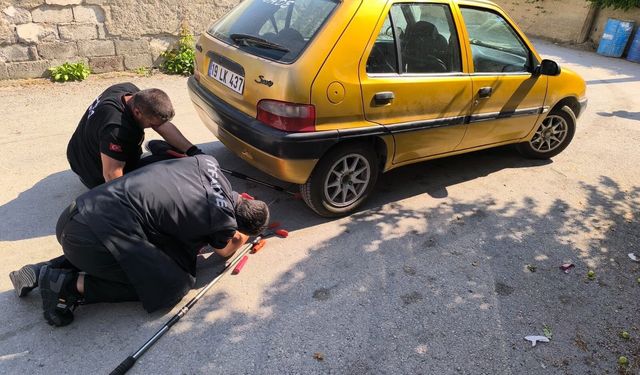 Otomobilin altına giren yılan itfaiye ekiplerince çıkarıldı