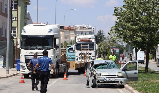 Otomobil tıra arkadan çarptı: 1’i ağır 3 yaralı