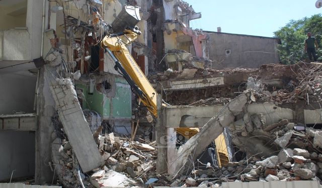 Yozgat Lise Caddesi'nde yıkım çalışması sırasında kaza