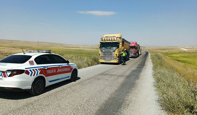 Yozgat’ta jandarmadan yük taşıyan araçlara denetim