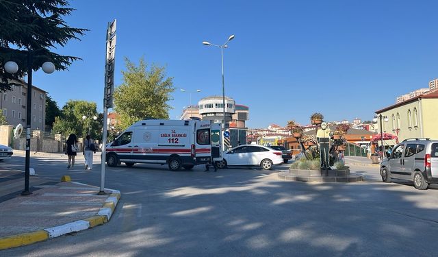Terminal önünde kaza: Motosiklet otomobile çarptı, 1 yaralı