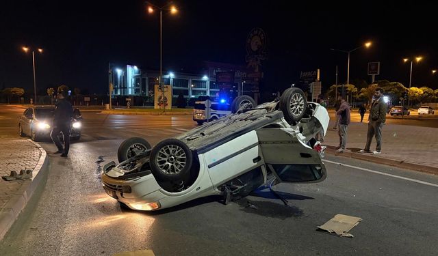 Kamyonla çarpışan otomobil takla attı!