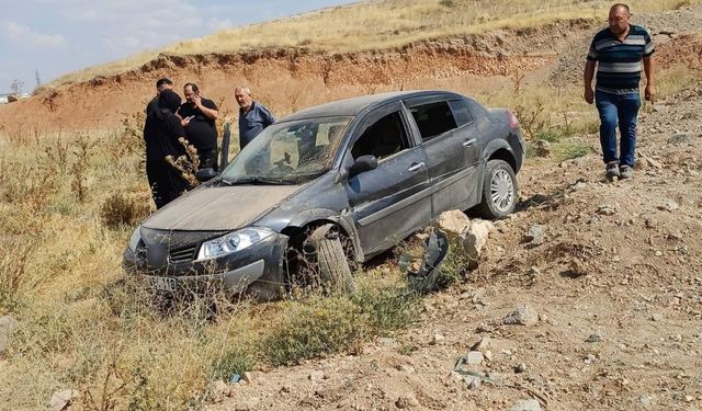 Korkutan kaza! Otomobil yoldan çıkıp toprak alana uçtu
