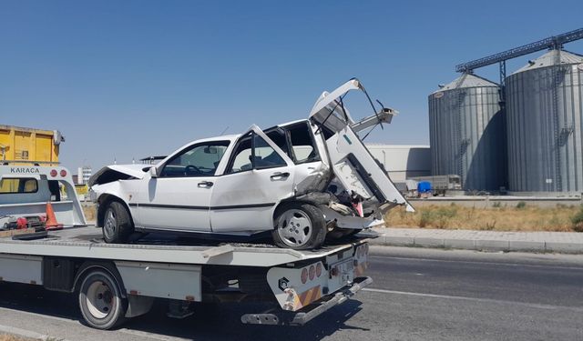 Üç otomobil birbirine çarptı: 9 kişi yaralandı