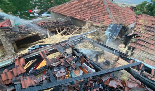 Yozgat’ta ahır ve samanlık yangını: 15 ton saman kül oldu