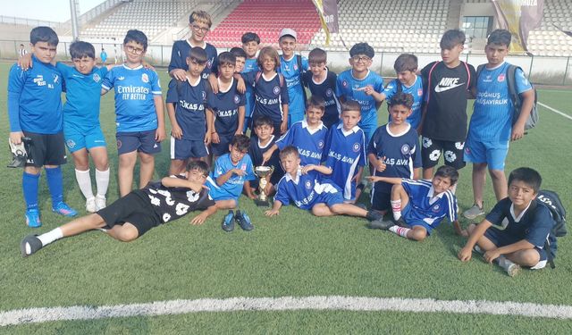 Yozgatlı minik futbolculardan turnuvada üçüncülük