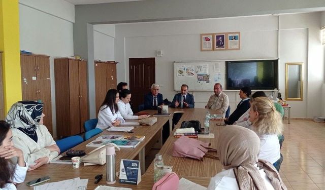 Çekerek İlçe Milli Eğitim Müdürü Zeki Akkan öğretmenlerle buluştu