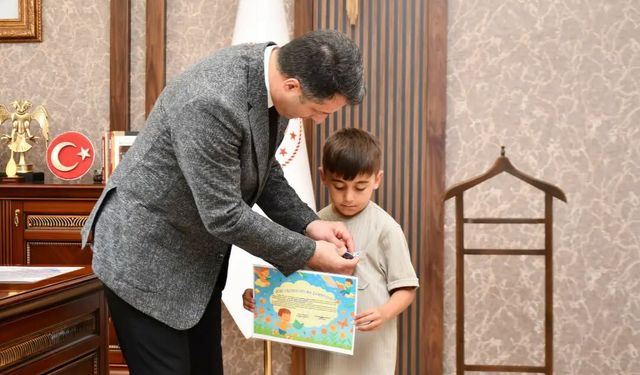 Sorgun’da en çok kitap okuyan çocuk ödüllendirildi