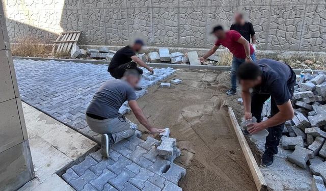 Akdağmadeni’nde hükümlüler cami ve okulların bakım çalışmalarına destek verdi