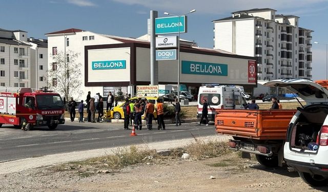Yozgat'ta kavşakta kaza: çarpışma kameraya yansıdı