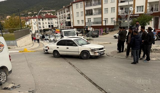Çapanoğlu Büyük Cami yanında iki araç çarpıştı