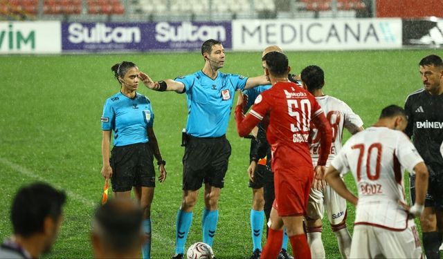 Ümraniyespor-Boluspor maçı yoğun yağış nedeniyle ertelendi