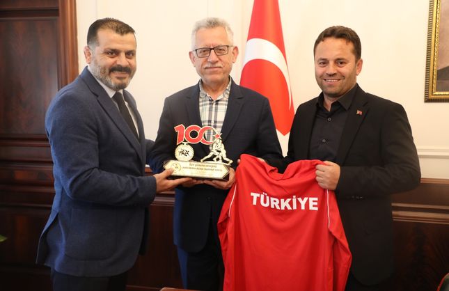 Türkiye Güreş Federasyonu Başkanvekili Kazım Arslan'ın makamında!
