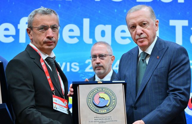 Cumhurbaşkanı Erdoğan şeref belgesini bir Yozgatlıya verdi!