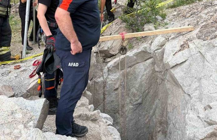 Define aramak için açtıkları kuyuda öldüler