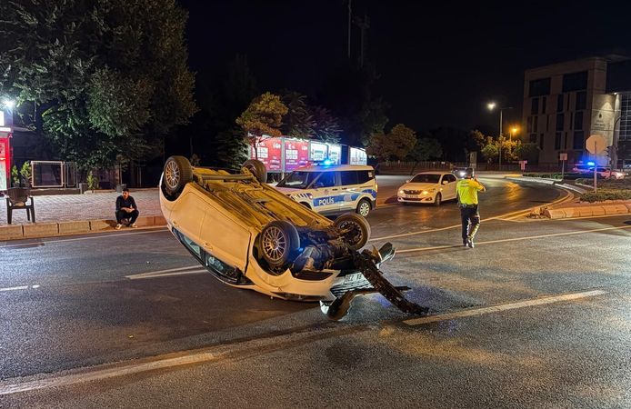 Otomobil takla attı! Sürücü olay yerinden kaçtı